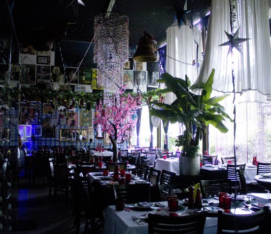 Restaurante Universal une samba e sabor em Bailinho de Carnaval