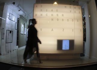 Minimalismo é inspiração: confira nova vitrine da cidade