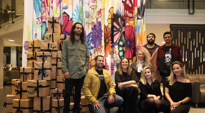 Natuzzi Italia exibe vitrine conceitual, urbana e interativa para o Natal