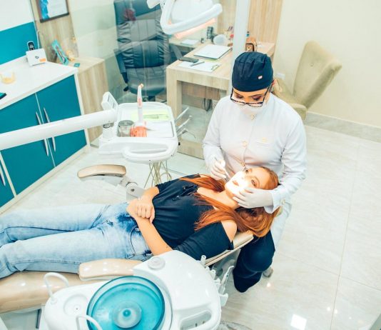 Lente de contato dental supera cirurgia plástica no Brasil