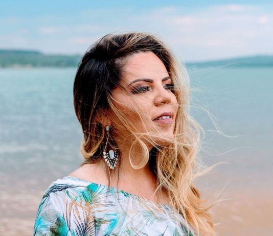 Cris Costa faz apresentação única no Clube do Choro