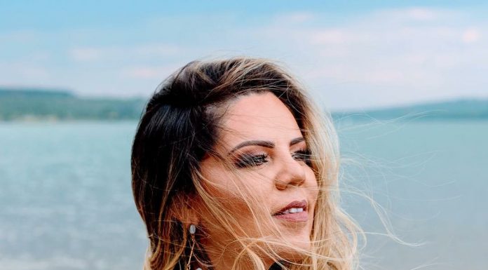 Cris Costa faz apresentação única no Clube do Choro