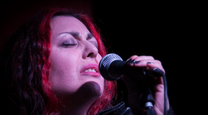 Cantora argentina Val Klay lança seu primeiro CD