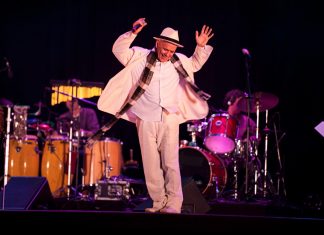 Antonio Nóbrega homenageia Ariano Suassuna