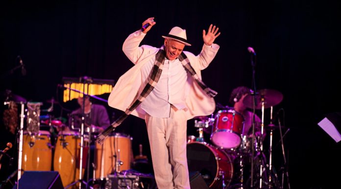 Antonio Nóbrega homenageia Ariano Suassuna