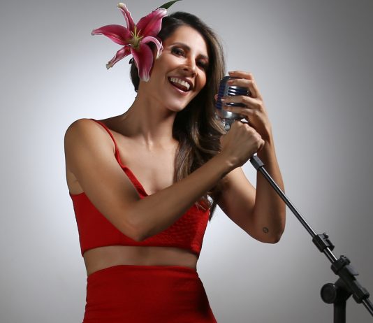 Izabella Rocha dedica show a profissionais de saúde