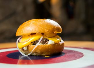 Dólar Furado Burger lança smash burger de R$ 10