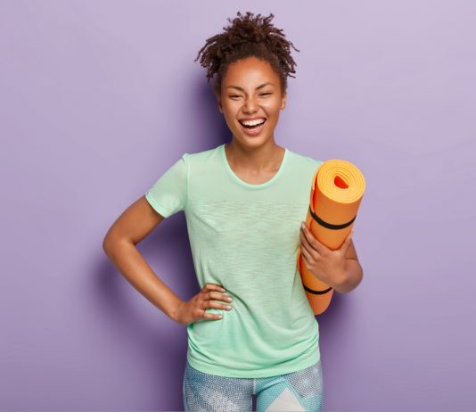 Semana do ‘Yoga do Riso Online’ promete encher a internet de leveza e alegria