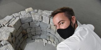 Marcos Amaro e Ksenia Kogan Amaro visitam a exposição “O Poço”