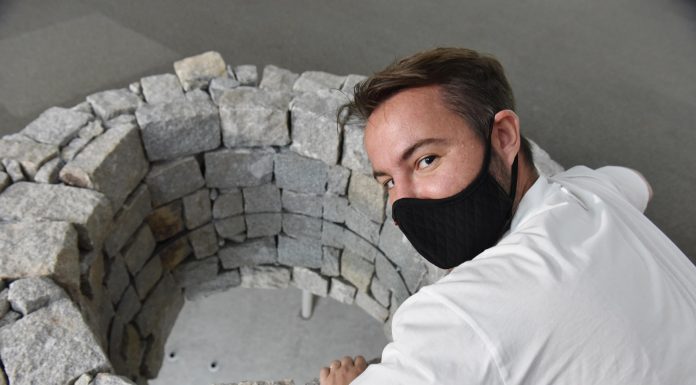 Marcos Amaro e Ksenia Kogan Amaro visitam a exposição “O Poço”