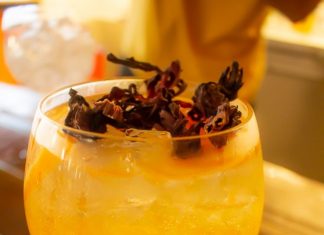 Santo Bar oferece drinque de cortesia para quem vacinou contra Covid