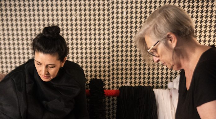 Exposição propõe reflexão sobre o cenário atual da indústria da moda