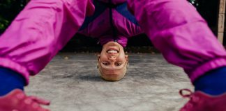 Espetáculo de rua retrata a rica trajetória de uma jovem artista de rua do DF