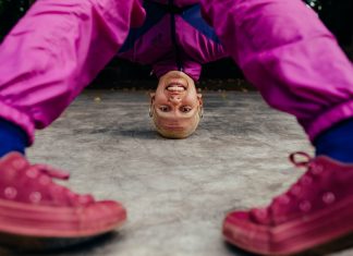 Espetáculo de rua retrata a rica trajetória de uma jovem artista de rua do DF