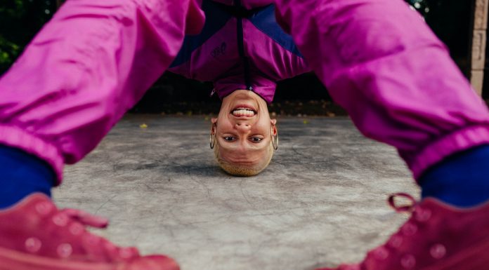 Espetáculo de rua retrata a rica trajetória de uma jovem artista de rua do DF