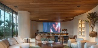 Formas orgânicas e tons terrosos pontuam o ambiente da Maai na CASACOR