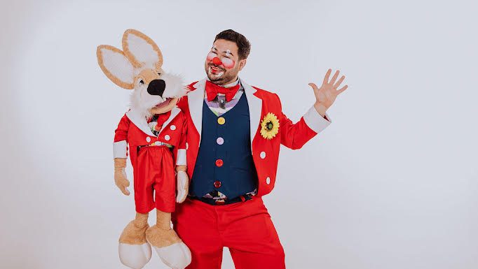 Um Show Mágico com o Palhágico Chou Chou no Espaço Cultural Renato Russo