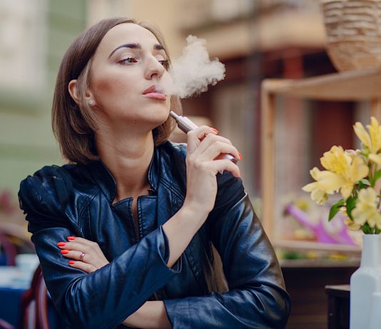 Especialista alerta para impactos do uso do cigarro eletrônico na saúde bucal