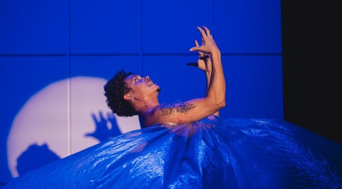 Caixa Cultural recebe Silvero Pereira no solo teatral “Pequeno Monstro”
