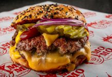 Momo Smash Burgers inaugura no Setor Comercial Sul