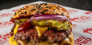 Momo Smash Burgers inaugura no Setor Comercial Sul