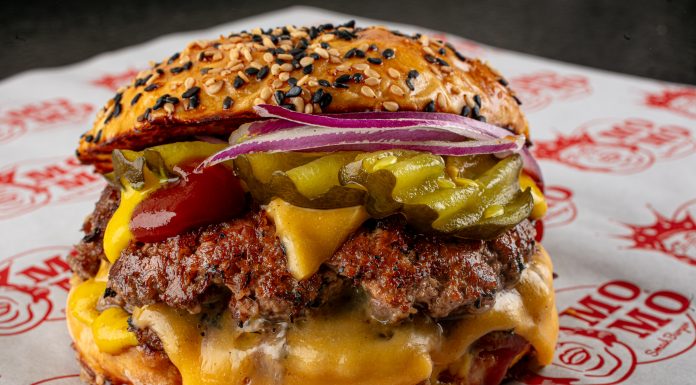 Momo Smash Burgers inaugura no Setor Comercial Sul