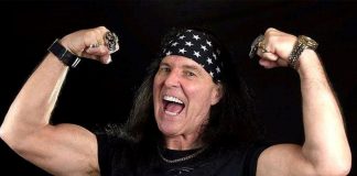 Primeiro vocalista do AC/DC se apresenta em Brasília