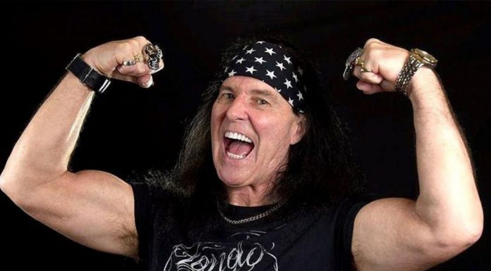 Primeiro vocalista do AC/DC se apresenta em Brasília