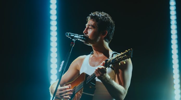 Tiago Iorc celebra dez anos de “Troco Likes” com show comemorativo