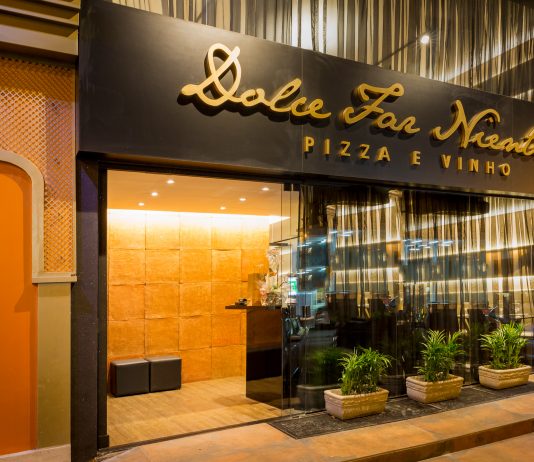 Duo Nossas Canções faz show com violão e baixo acústico na Dolce Far Niente