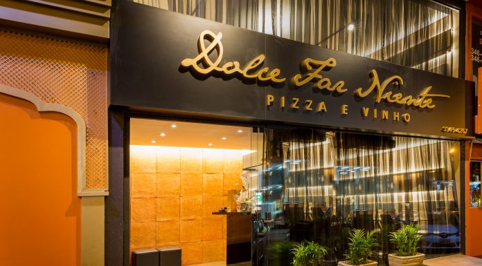 Duo Nossas Canções faz show com violão e baixo acústico na Dolce Far Niente