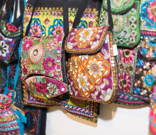 Feira internacional de artesanato reúne gastronomia, moda e decoração de sete países