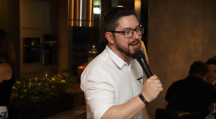 Evento Idélli une gastronomia e karaokê