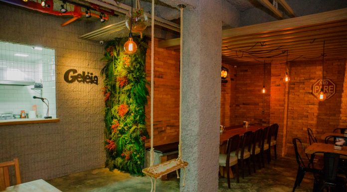 Hamburgueria inaugura novo espaço assinado por arquiteta premiada