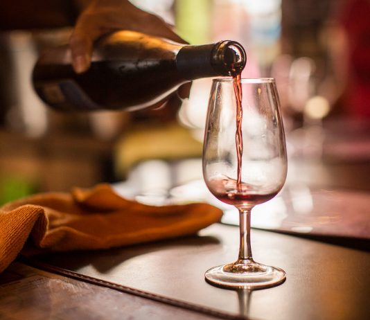 Nola Gastrobar lança open bar às quartas e brunch mensal