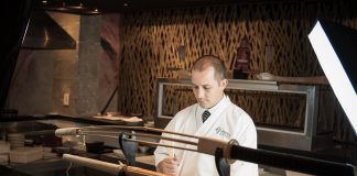 Chef do MaYuu Sushi dá aula gratuita sobre cortes de salmão