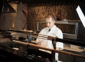 Chef do MaYuu Sushi dá aula gratuita sobre cortes de salmão