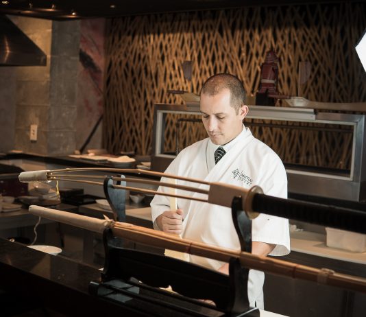 Chef do MaYuu Sushi dá aula gratuita sobre cortes de salmão