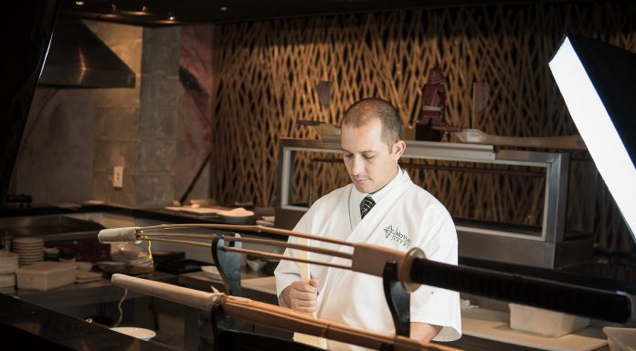 Chef do MaYuu Sushi dá aula gratuita sobre cortes de salmão