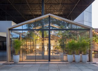 Casa de Vidro evidencia natureza e mobiliário brasiliense