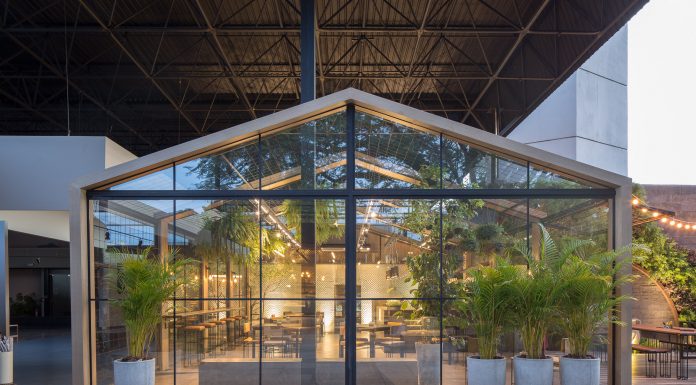 Casa de Vidro evidencia natureza e mobiliário brasiliense