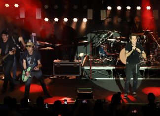 Idélli Brasília confraterniza em show da banda Capital Inicial