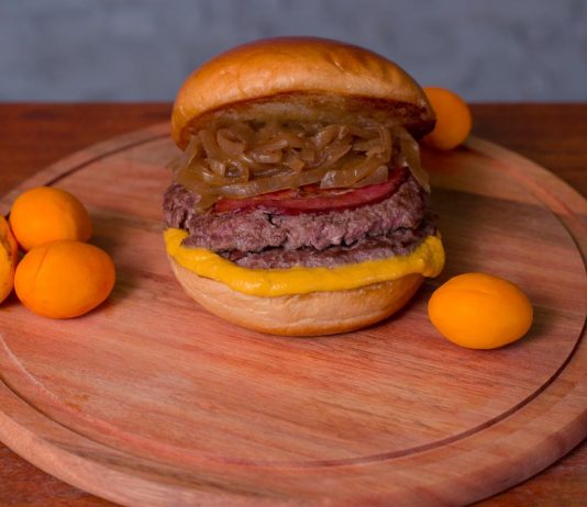 Geléia Burger lança hambúrguer com pequi