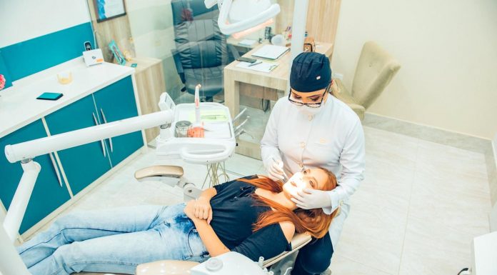 Lente de contato dental supera cirurgia plástica no Brasil