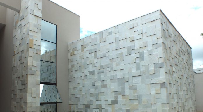 Alerta de tendência: área externa e o charme das pedras naturais