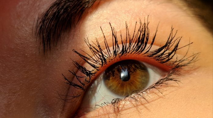 Alongamento de cílios vira febre entre as brasileiras