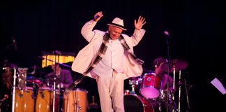 Antonio Nóbrega homenageia Ariano Suassuna