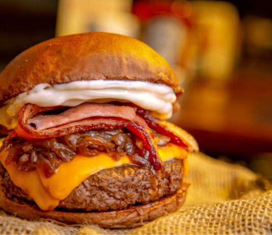 Delivery: Dobradinha de hambúrguer artesanal