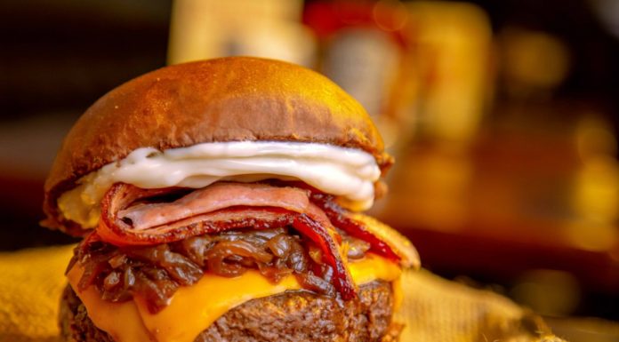 Delivery: Dobradinha de hambúrguer artesanal