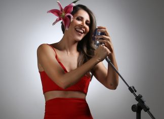 Izabella Rocha dedica show a profissionais de saúde
